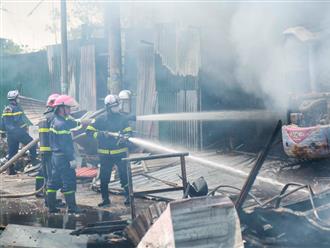 Hà Nội: Cháy lớn thiêu rụi kho vật liệu xây dựng cạnh cây xăng tại Tây Mỗ