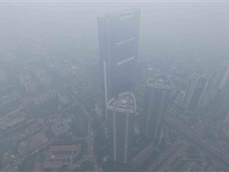 Hà Nội ô nhiễm không khí nghiêm trọng: Bầu trời phủ sương trắng hạn chế tầm nhìn, ảnh hưởng sức khỏe