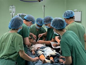 Hai cháu bé trong vụ thảm án cả gia đình ở Quảng Ngãi: Vừa được phẫu thuật bụng và ngực, hiện đang thở máy