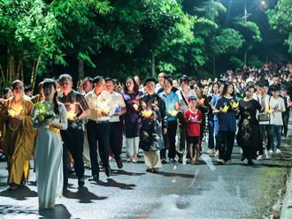 Hàng nghìn người đội mưa thả hoa đăng báo hiếu cha mẹ, tưởng nhớ người thân dịp lễ Vu Lan