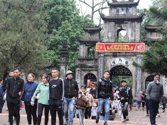 Hàng vạn du khách dự khai hội chùa Hương