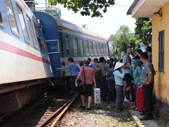 Hiện trường tàu hỏa chở khoảng 355 hành khách trật đường ray ở Huế