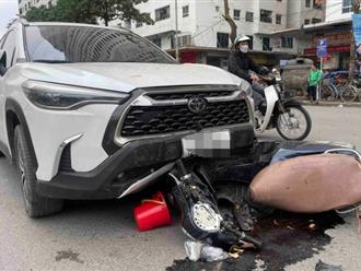 Hiện trường vụ nữ tài xế ô tô gây tai nạn liên hoàn khiến 2 người bị thương ở Hà Nội