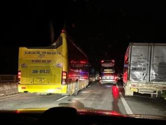 Hiện trường vụ tai nạn liên hoàn, cao tốc Nội Bài - Lào Cai khiến giao thông ùn tắt