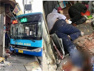 Hiện trường vụ xe buýt tông vào quán ăn khiến 2 người bị thương nặng ở Hà Nội