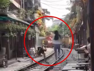 Hốt hoảng nữ du khách lao ra đường ray để 'sống ảo' khi tàu hỏa đến ở Hà Nội