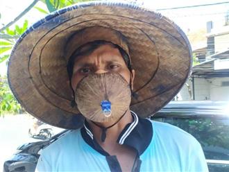 Indonesia: Một nhân viên đỗ xe bị phạt chống đẩy tại chỗ vì chế vỏ dừa thành khẩu trang