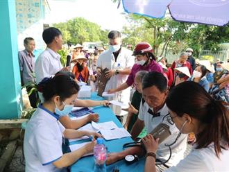 Khám bệnh, cấp phát thuốc miễn phí cho người dân vùng rốn lũ Thừa Thiên Huế