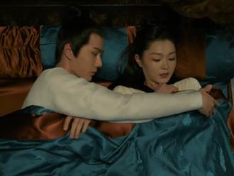 Lộ cảnh 'giường chiếu' với 'vợ yêu', biểu cảm 'lạ' của Vương Nhất Bác lại khiến fan 'tức anh ách'