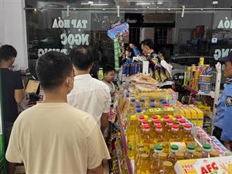 Lũ lớn trong đêm khiến người dân Thừa Thiên Huế trở tay không kịp: Vất vả 'chạy đua' với lũ, mua thức ăn dự trữ