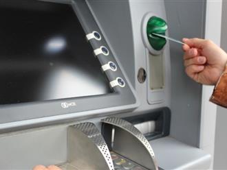 Máy ATM gặp lỗi 'nhả' gấp đôi số tiền yêu cầu, người dân xếp hàng dài chờ rút