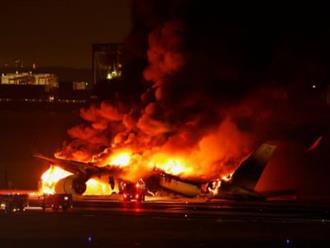 Máy bay chở 367 người bất ngờ bốc cháy như 'quả cầu lửa' trên đường băng