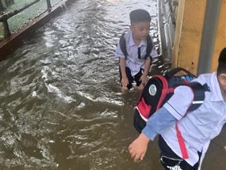 Mưa lớn, đường ngập, tường rào đổ sập ở Hà Tĩnh: 1 học sinh bị thương, hàng trăm em mắc kẹt
