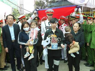 Nghẹn ngào đưa tiễn Đại úy Trần Trung Hiếu về nơi an nghỉ cuối cùng: Hai đứa trẻ ngơ ngác trong lễ tang của bố