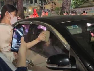 Nghi chồng chở nhân tình, người phụ nữ ở Hà Nội dùng gạch đập kính ô tô: 'Đây là chồng tôi, có cả các con tôi'