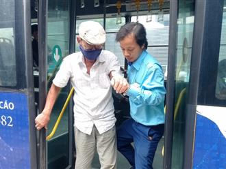 Nhân viên Xí nghiệp Xe khách Nam Hà Nội giúp cụ ông bị lạc trên xe buýt về với gia đình