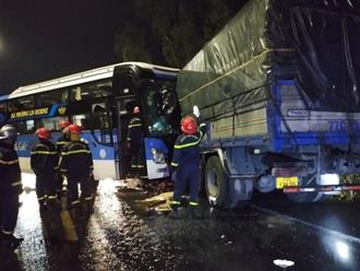 Phú Yên: Xe khách và xe tải va chạm ngay trong đêm khiến 8 người thương vong