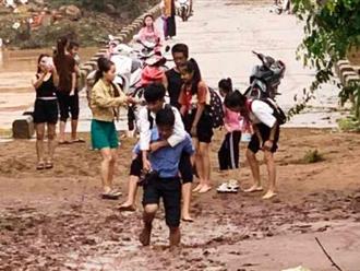 Quảng Bình: Thầy hiệu trưởng cõng học sinh lội bùn đến trường