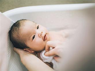Mẹ tắm cho con trong mùa hè, đừng nên phạm phải 3 sai lầm này khiến trẻ dễ ốm