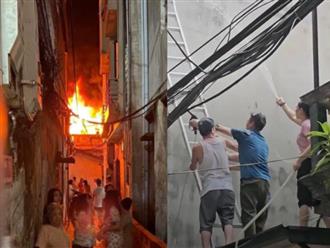 Thêm vụ cháy nhà 3 tầng trong ngõ nhỏ ở Cầu Giấy - Hà Nội: Khói kèm lửa bốc nghi ngút khiến nhiều người hoảng loạn