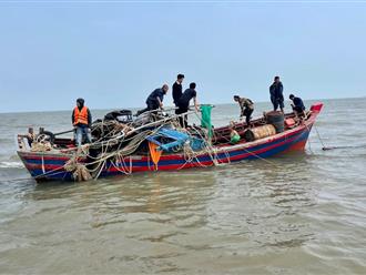 Bình Định: Tìm kiếm 3 cha con trên một tàu cá mất liên lạc gần 1 tuần qua