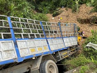 Xe tải mất lái lao vào vách núi khiến 1 người tử vong, 2 người nhập viện cấp cứu