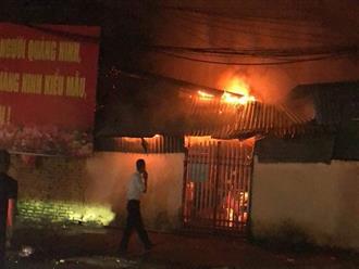 Cháy lớn chợ ở Cẩm Phả, người dân dùng máy xúc phá tường xông vào dập lửa