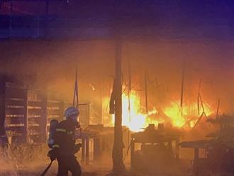 Cháy lớn cửa hàng FPT Shop trên đường Lê Văn Thọ, Gò Vấp, nhân viên ôm đồ tháo chạy