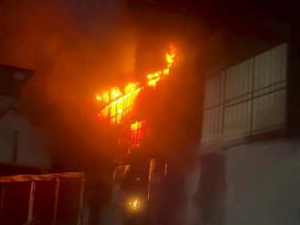 Cháy lớn xưởng gia công ép nhựa, cột khói cao hàng trăm mét, một người ở trọ bị ngạt khói tử vong