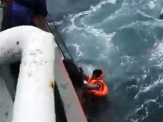 Chìm tàu chở hàng trên vùng biển Thừa Thiên - Huế, cứu được 7 người, 2 người mất tích