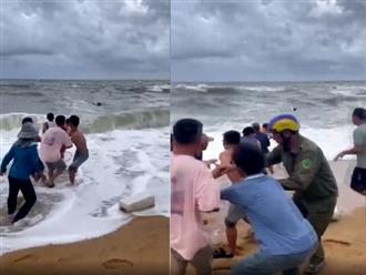 Hà Tĩnh: Huy động 100 người cứu 3 ngư dân bị sóng đánh chìm thuyền,  trôi dạt trên biển