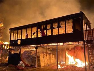 Lửa cháy dữ dội trong đêm, kéo dài nhiều giờ thiêu rụi xưởng ván gỗ ở Phú Thọ