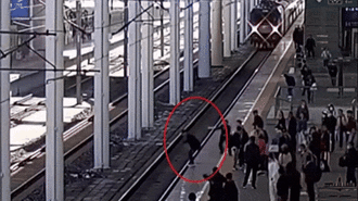 Cãi nhau với bạn gái, người đàn ông nhảy xuống đường ray tàu hỏa khiến nhiều người chứng kiến hốt hoảng và màn giải cứu xuất thân 
