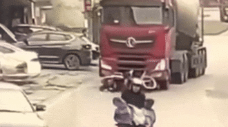 Cú va chạm kinh hoàng, người đàn ông cùng chiếc xe máy ngã xuống đường, bị xe tải kéo lê hàng chục mét