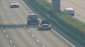 Đã bật đèn khẩn cấp và dừng giữa đường cao tốc, siêu xe Lamborghini bị tông nát đuôi kinh hoàng 