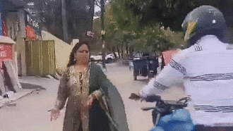 Đang đi bộ trên đường để quay clip, người phụ nữ bị tên cướp áp sát giật dây chuyền đến chính chủ cũng ngỡ ngàng 