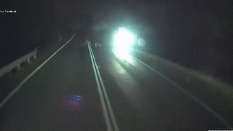 Đang lái xe, tài xế sợ hãi khi bắt gặp một cảnh tượng kỳ lạ xảy ra trên đường cao tốc