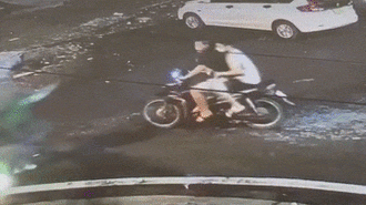 Đối mặt 2 tên cướp, tài xế xe công nghệ ‘phi thân tung cước’ để giành lại xe máy từ kẻ xấu và cái kết 