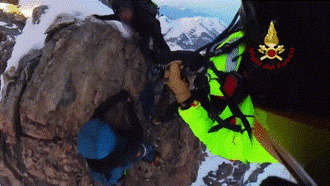 Hồi hộp đến nghẹt thở trước quá trình giải cứu 2 nhà leo núi bị mắc kẹt ở độ cao 3.700 mét và cái kết 