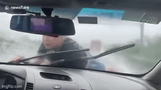 Kinh hoàng cảnh tượng người đàn ông liều mạng bám vào xe vợ cũ chạy trên cao tốc, trời mưa to và tốc độ xe 70 dặm/giờ, khiến nhiều người sợ xanh mặt