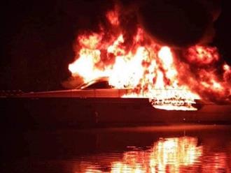 Kinh hoàng khoảnh khắc chiếc thuyền bất ngờ bốc cháy dữ dội, người gặp nạn lao mình xuống nước để thoát thân 