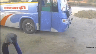 Lốp xe đang bơm hơi bất ngờ phát nổ khiến tài xế xe buýt bị hất văng lên không trung rồi rơi xuống đất tử vong