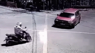 Nguy hiểm cận kề, nam thanh niên nhảy khỏi xe máy, tránh va chạm với xe ô giúp thoát nạn trong gang tấc