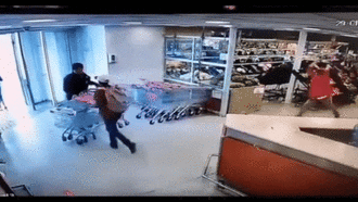Nhân viên siêu thị nhanh trí ném chai nước ngọt lập tức hạ gục tên trộm, ngăn chặn hắn tẩu thoát 