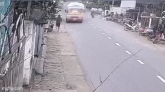 Xe buýt đang lưu thông trên đường bất ngờ tông văng người đàn ông đi bộ khiến người xem sợ hãi