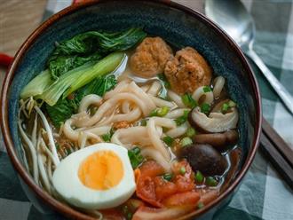 Sáng nay ăn gì: Kết hợp nguyên liệu món Việt vào ẩm thực Nhật - Udon chả cua Huế thanh mát!