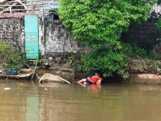 Nhói lòng trước hình ảnh người cha ôm thi thể con trai đuối nước ngồi ở bờ sông