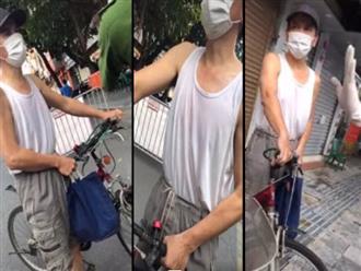 Tung tăng đạp xe ra đường mùa giãn cách, ông chú ở Hà Nội 'lươn lẹo' 1001 lý do để chống chế, gắt với cán bộ trực chốt: 'Nhanh con khỉ' 