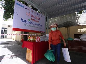 Cận cảnh "ATM gạo" thông minh đặt lịch hẹn, mời người nghèo nhận gạo ở Đà Nẵng