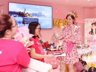 Hari Won "hack tuổi" và diện váy hồng đẹp rạng rỡ, vỡ oà hạnh phúc trong tiệc sinh nhật sớm